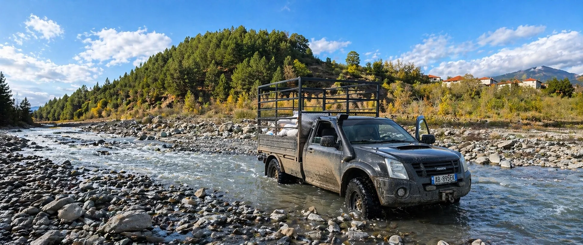 Pick-up BMH traversant une rivière d'altitude lors de la sortie de la vallée d'Elbasan